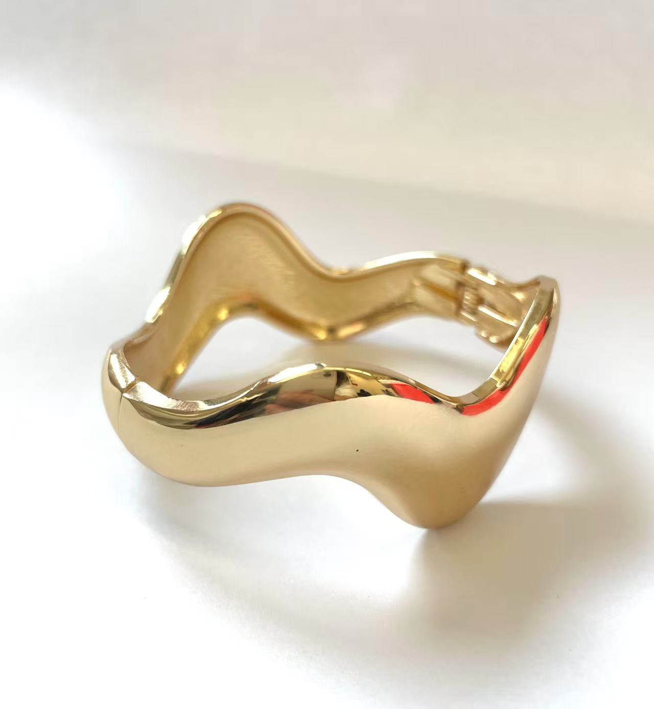 6.5cm many waves brass bangle