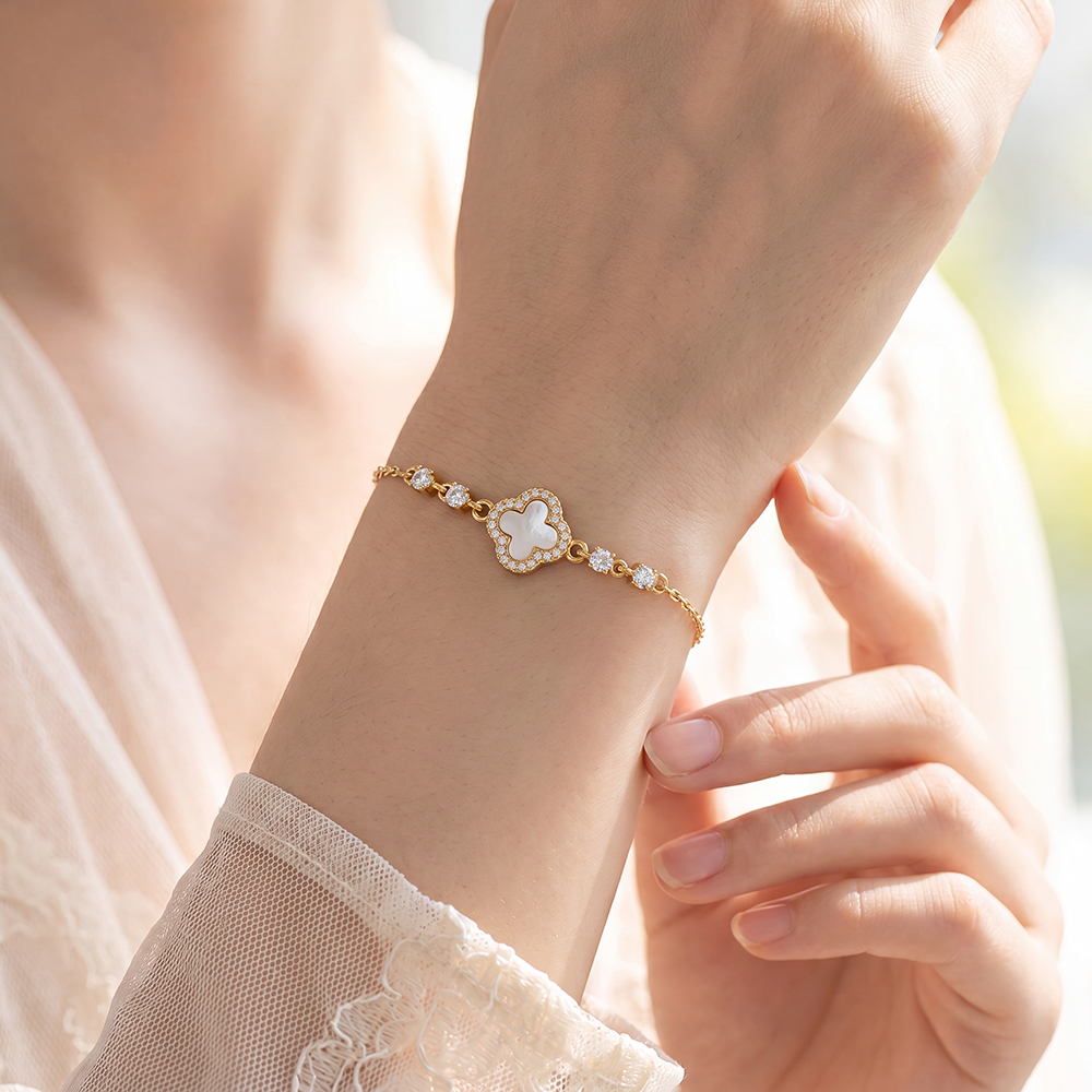 Stainless steel bracelet, 17 cm, with an acrylic shamrock featuring a zirconia border