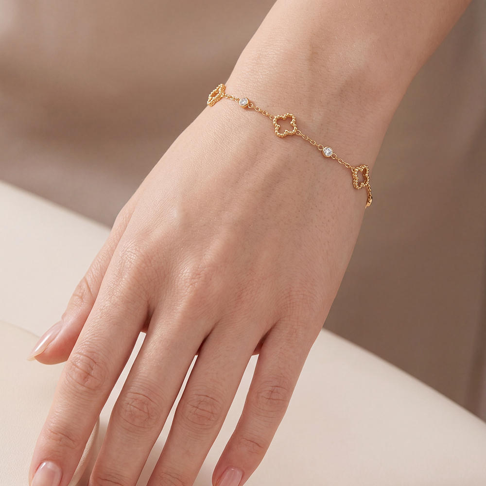 Stainless steel bracelet, 16.5 cm, featuring a small shamrock with a mini zirconia
