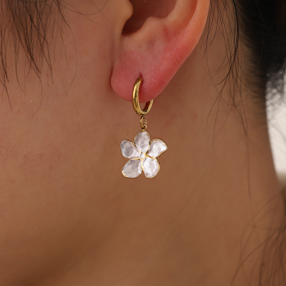 Stainless steel earrings 1.2*3cm white flowers