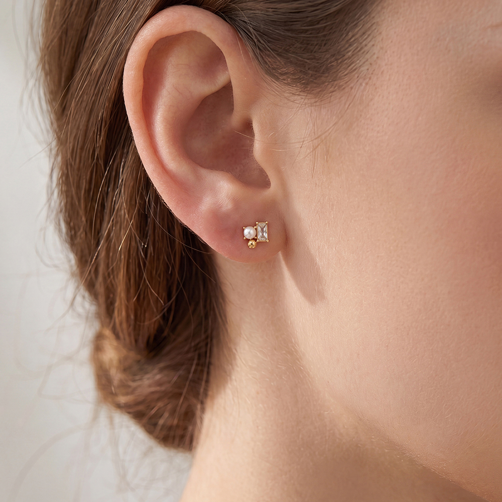 Stainless steel earrings with 6.6 mm rectangular zirconia