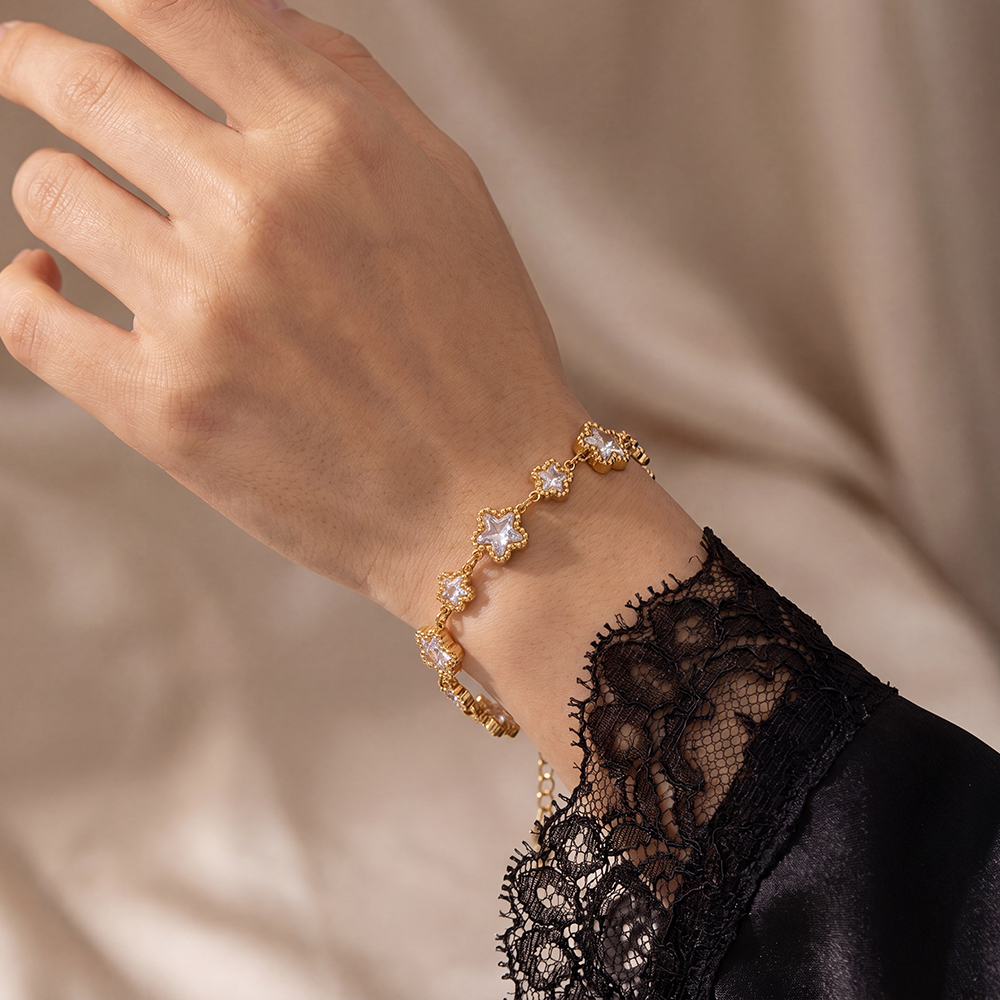 Stainless steel bracelet, 17 cm, with a star-shaped design featuring sparkling cubic zirconia