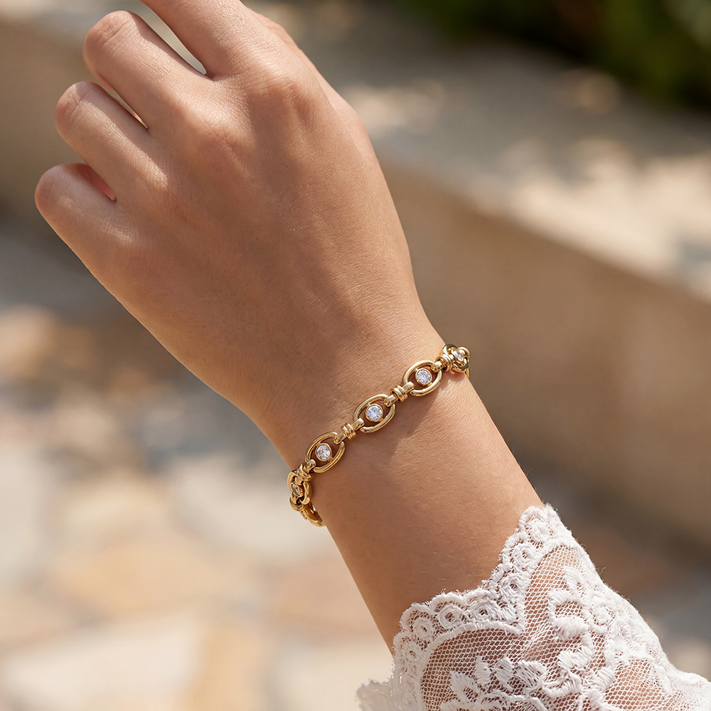 Stainless steel bracelet, 17 cm, with an oval chain and cubic zirconia