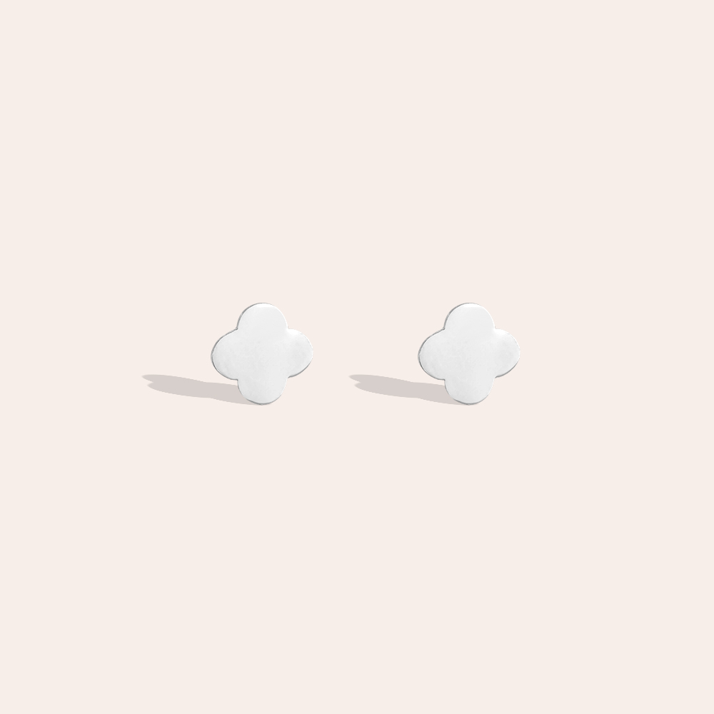 Stainless steel earrings, 7mm, delicate shamrock design