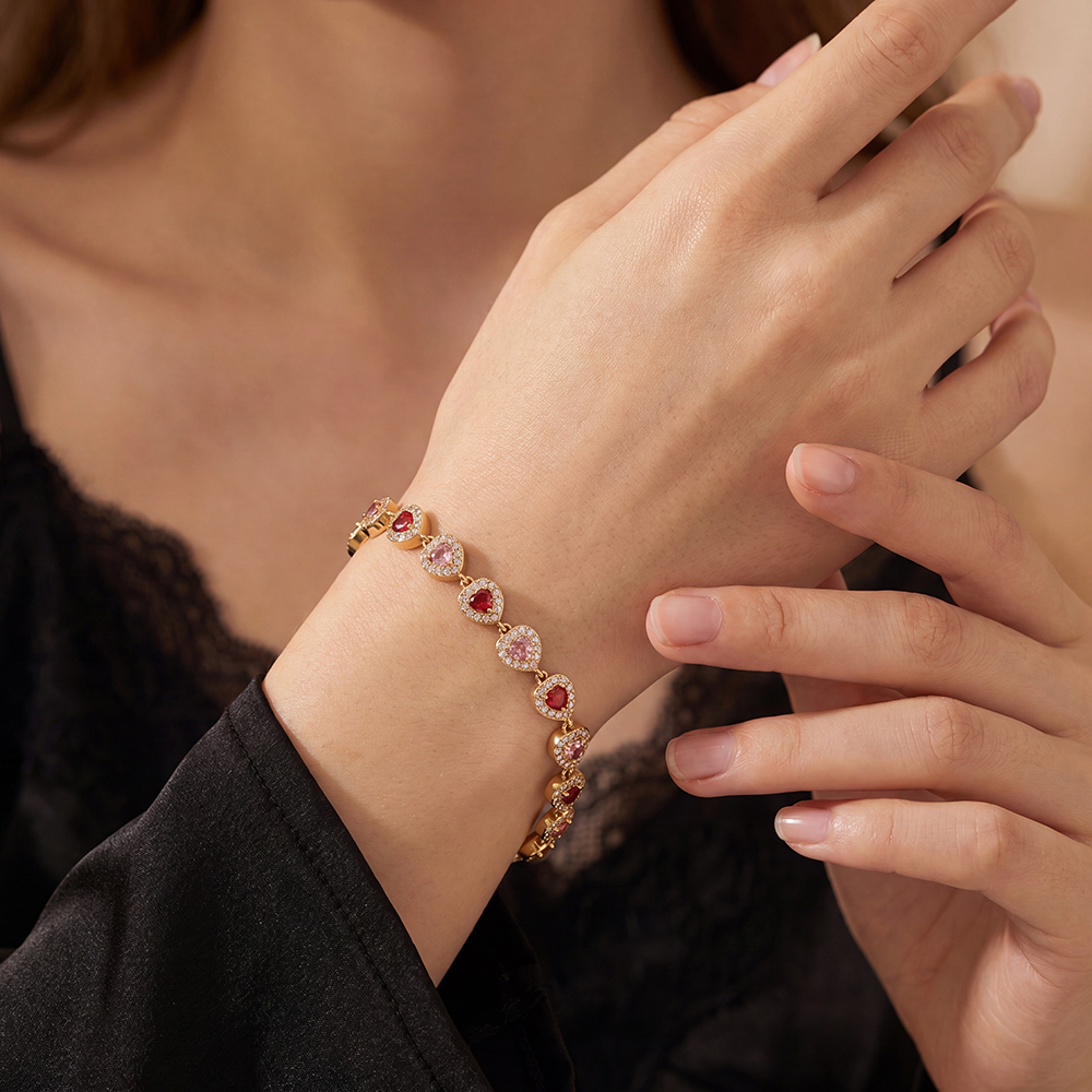 Stainless steel bracelet, 17 cm, in shades of pink with a heart-shaped, sparkling cubic zirconia     