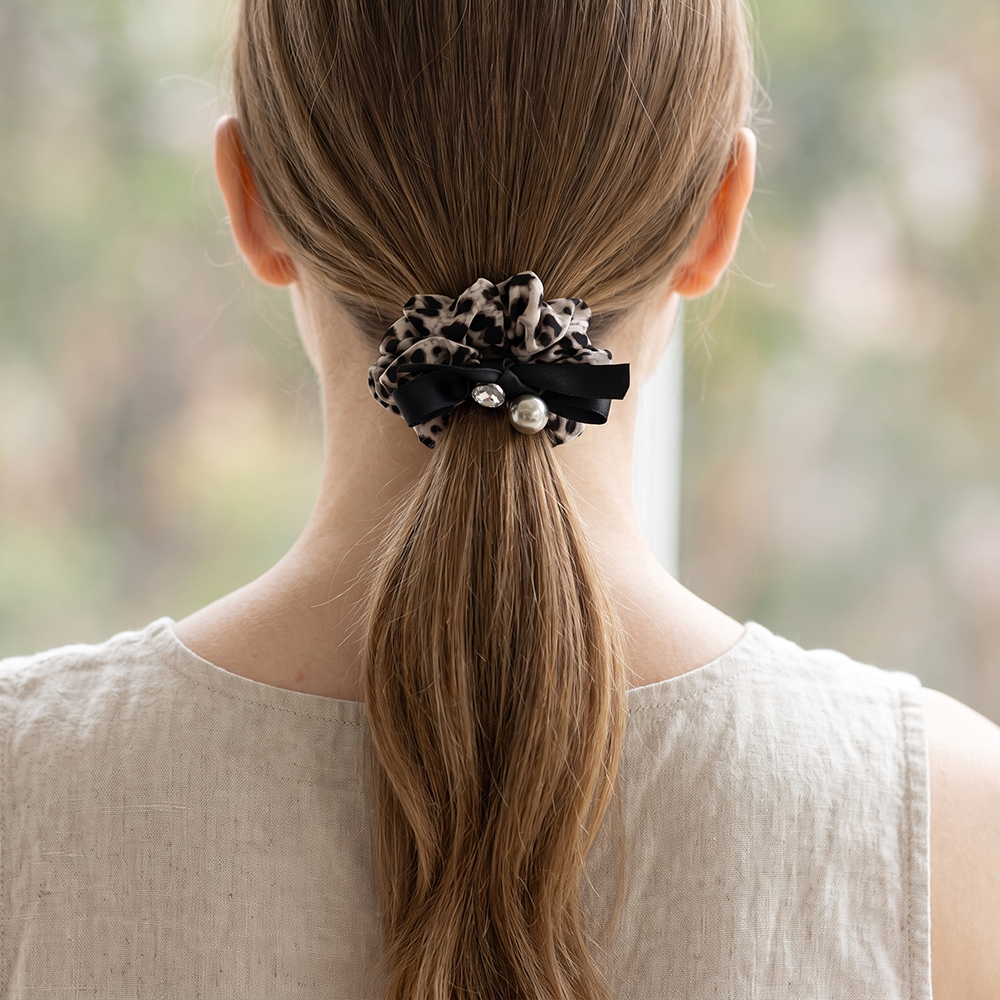 Leopard-print scrunchie with a bow    