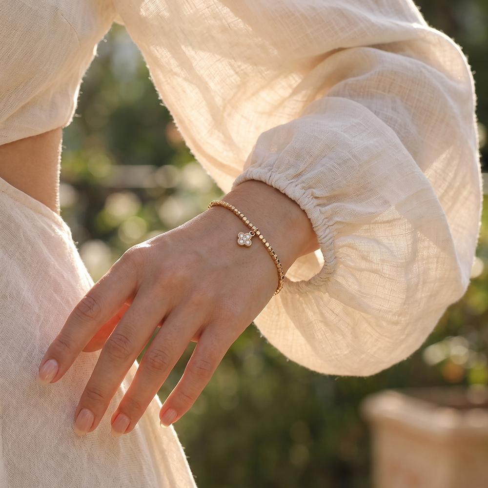 Stainless steel elastic bracelet with small square zirconia cloverleaf