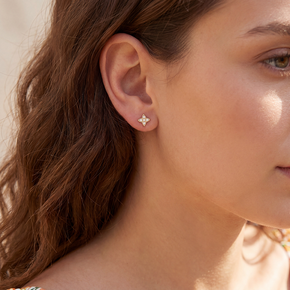 Stainless steel earrings, 5 mm, with delicate cubic zirconia in a cloverleaf design